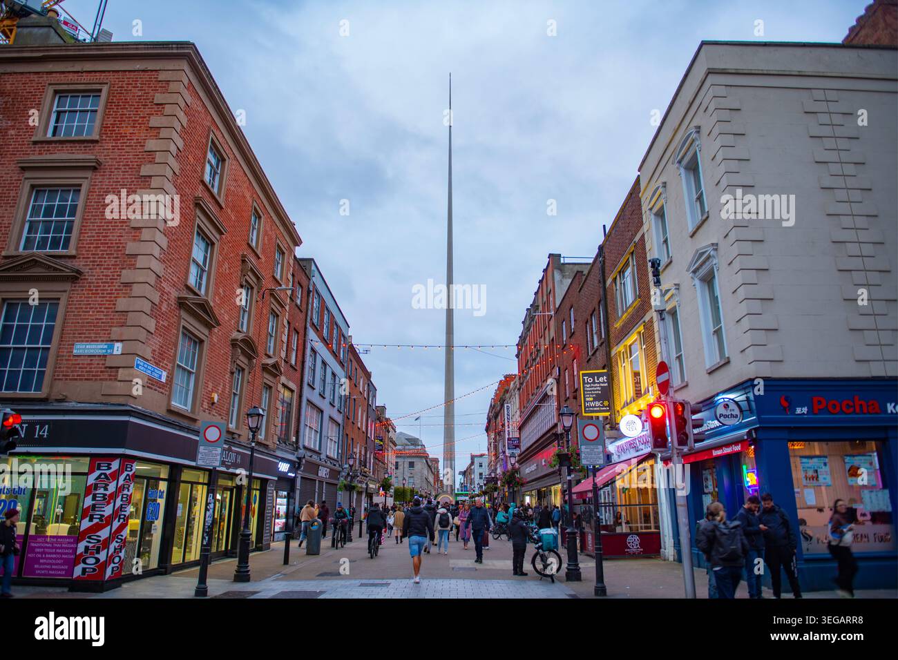 Historische Geschäftsgebäude an der N Earl Street in der Marlborough Street, mit dem Spire in der Ferne, North City, Dublin, Irland. Stockfoto
