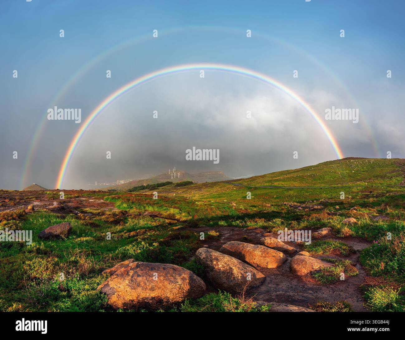 Atemberaubendes Doppel-Regenbogen über dem grünen Bergplateau auf Madeira Stockfoto