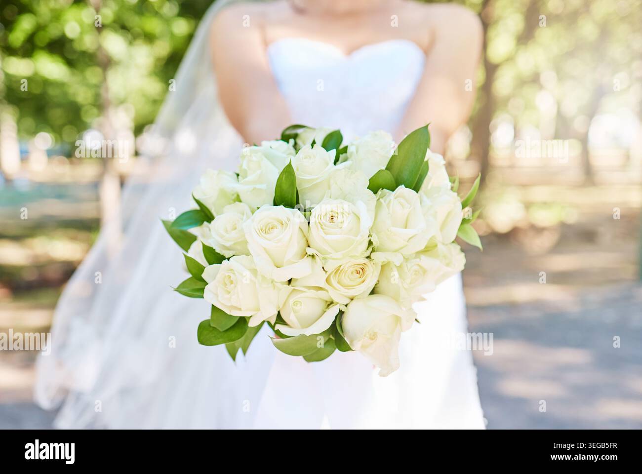 Blumen, Rosen und Hochzeit mit Frau im Freien für Hochzeitsfeier, Zeremonie oder Veranstaltung. Blumenstrauß, Show und Sonnenschein mit Braut auf der Straße Stockfoto