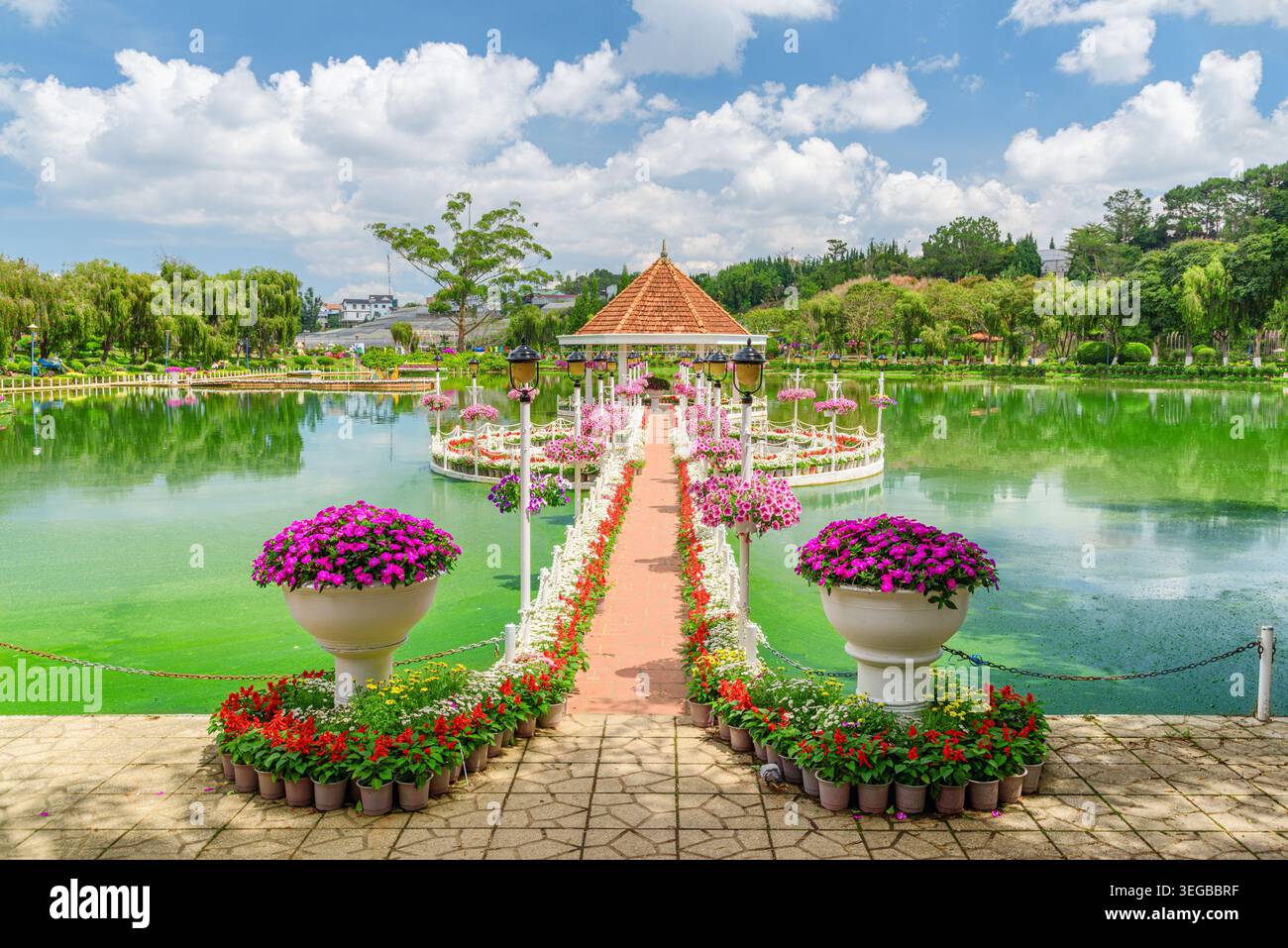 Fantastischer Spaziergang zum malerischen Pavillon inmitten eines wunderschönen Sees Stockfoto