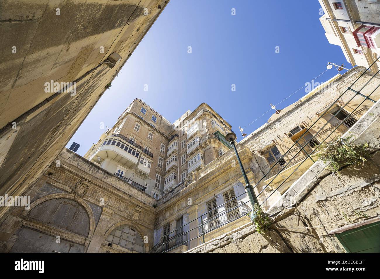 Valletta, Malta, 03. April 2024. Blick von unten auf die charakteristischen alten Gebäude im Stadtzentrum Stockfoto