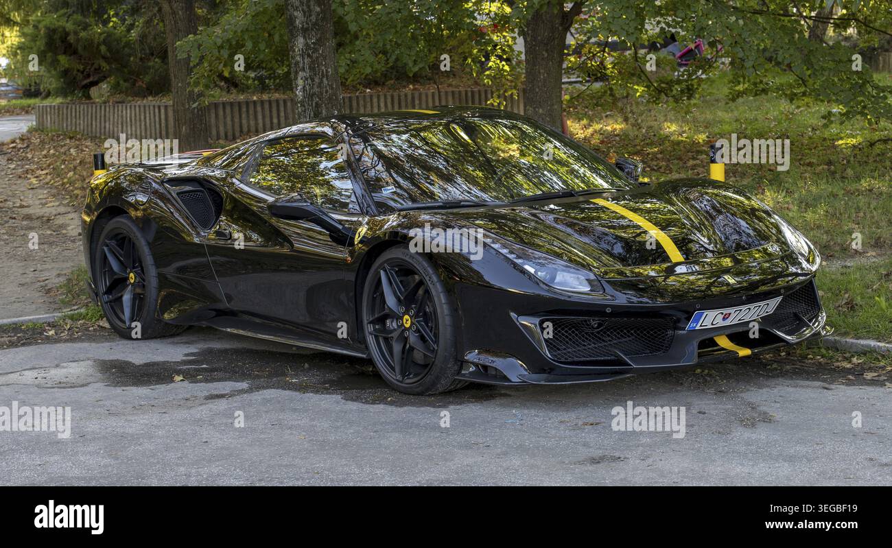 Bratislava, Slowakei - 8. Oktober 2025: Schwarzer Ferrari 488 Pista Sportwagen Stockfoto