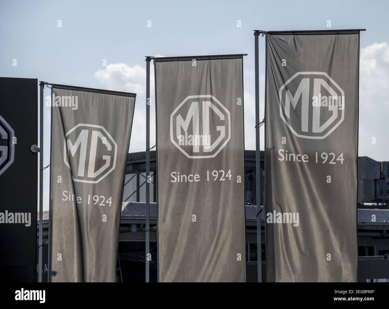 Zvolen, Slowakei - 7. September 2025 : MG-Händlershop in Zvolen. Slowakei. MG-Händlerschild Stockfoto
