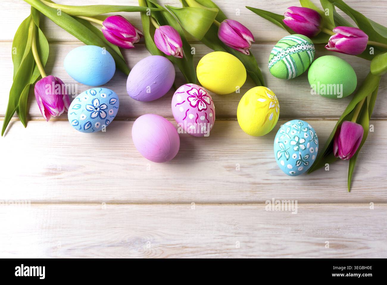 Hintergrund des Bouquets mit Blumen und Eiern und Tulpen im Osterstil. Grußkarte oder Einladung zu Happy Easter. Kopierbereich Stockfoto