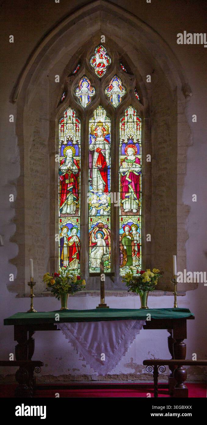 Mittelalterlicher Glaskopf eines kanonisierten Bischofs in einer Gehrung mit crozier, um 1410–1440, nördliches Seitenfenster. St. Peter's Church, Newton Bromswold, North Stockfoto