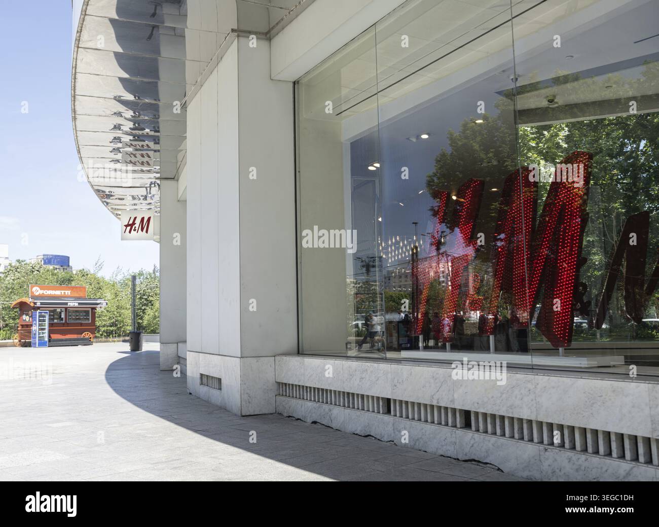 Bucarest, Rumänien. Mai 2024. Außenansicht des Markenladens HM im Stadtzentrum Stockfoto