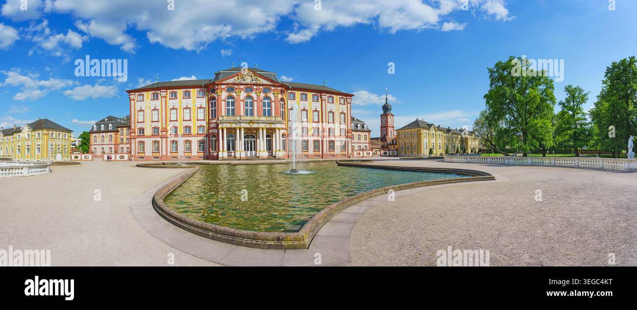 Wunderschönes Schloss Bruchsal, großes Stadtpanorama mit Kopierraum. Stockfoto