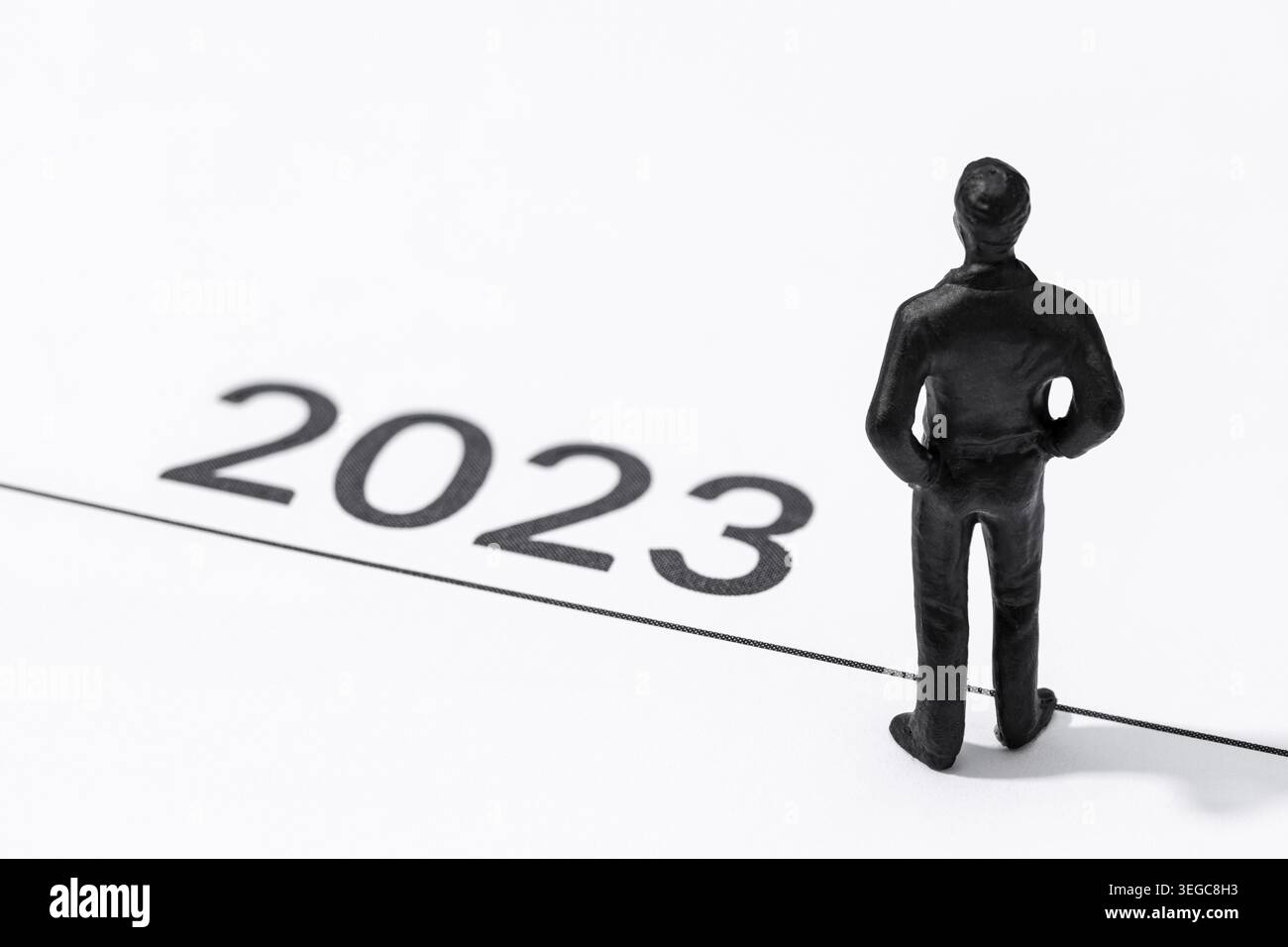 2023-Jahres-Startkonzept. Menschliches Figurin auf der Startlinie mit Blick in die Zukunft. Speicherplatz kopieren Stockfoto