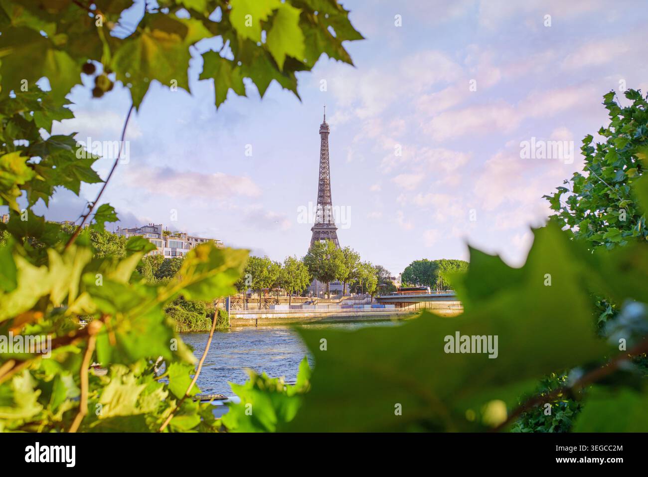 Paris Eiffelturm in Frankreich, isoliert am blauen Himmel. Reiseziel, Kopierraum. Stockfoto