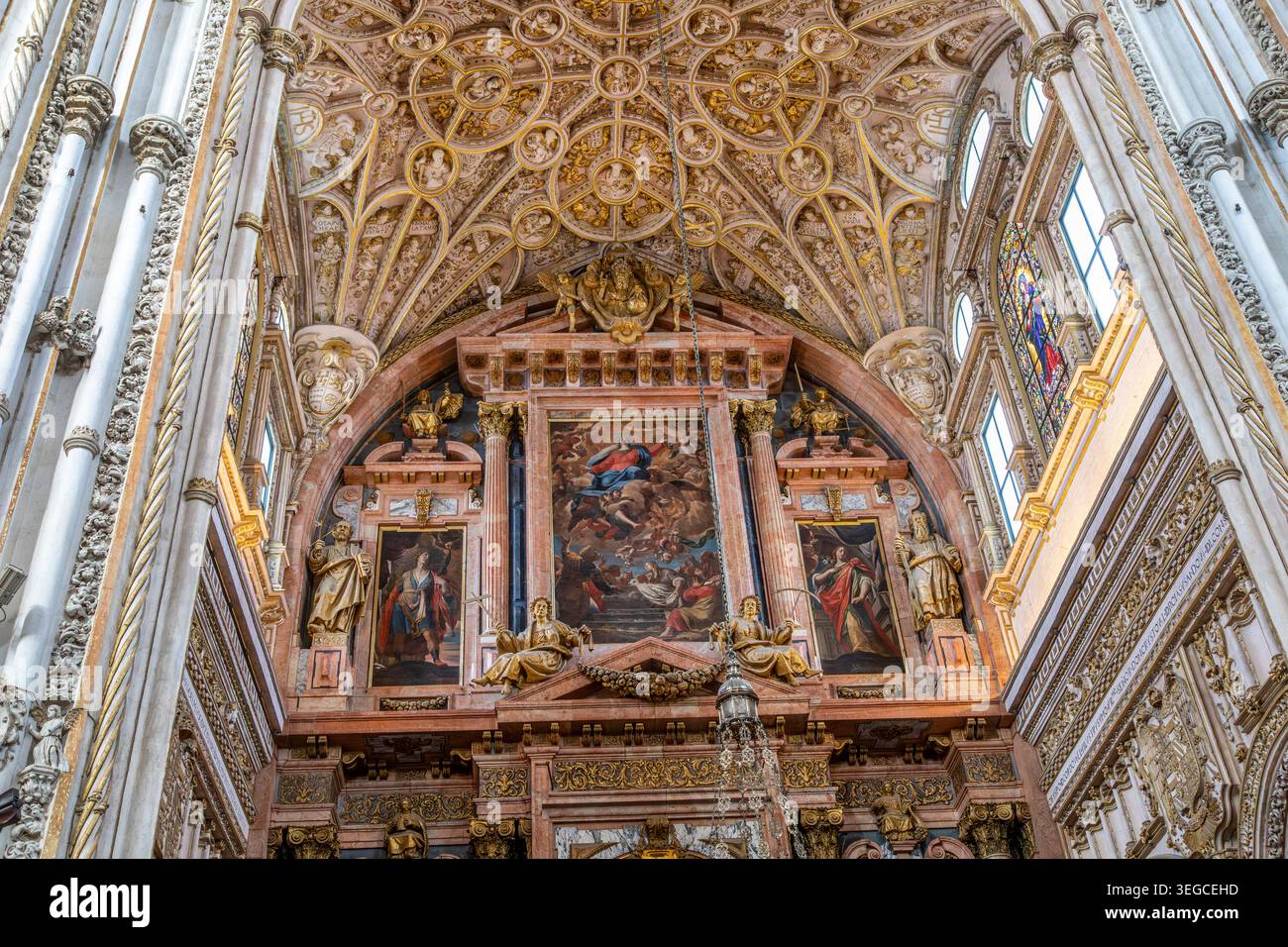 Reich verzierte Gemälde, Wände und Decken in der Moschee Kathedrale von Cordoba, Spanien Stockfoto