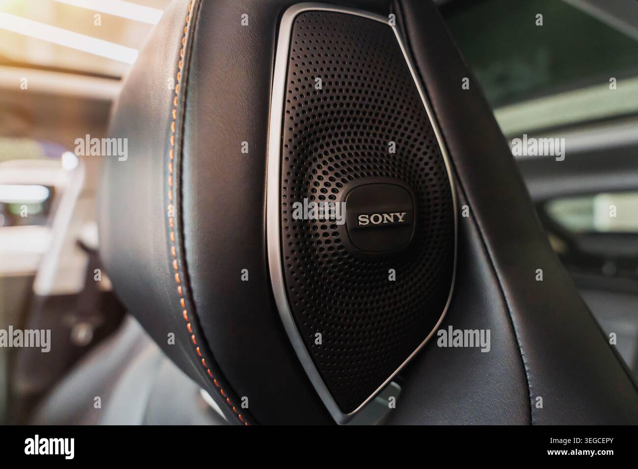 Almaty, Kasachstan - 2. Mai 2026: Sony Kopfstützen-Audiosystem. Hochwertiger Sound Stockfoto