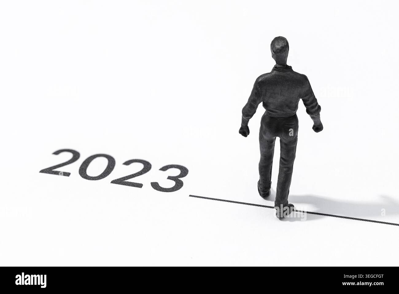 Menschlicher Figurin geht 2023 Jahre lang auf der Startlinie. Speicherplatz kopieren Stockfoto