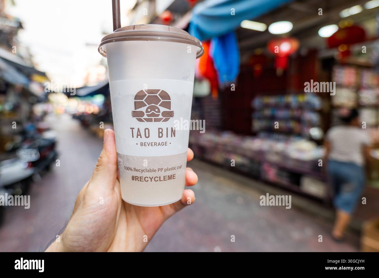 Bangkok, Thailand - 04.18.2026: Tao bin Drink vom Tao bin Smart Vending Machine Stockfoto