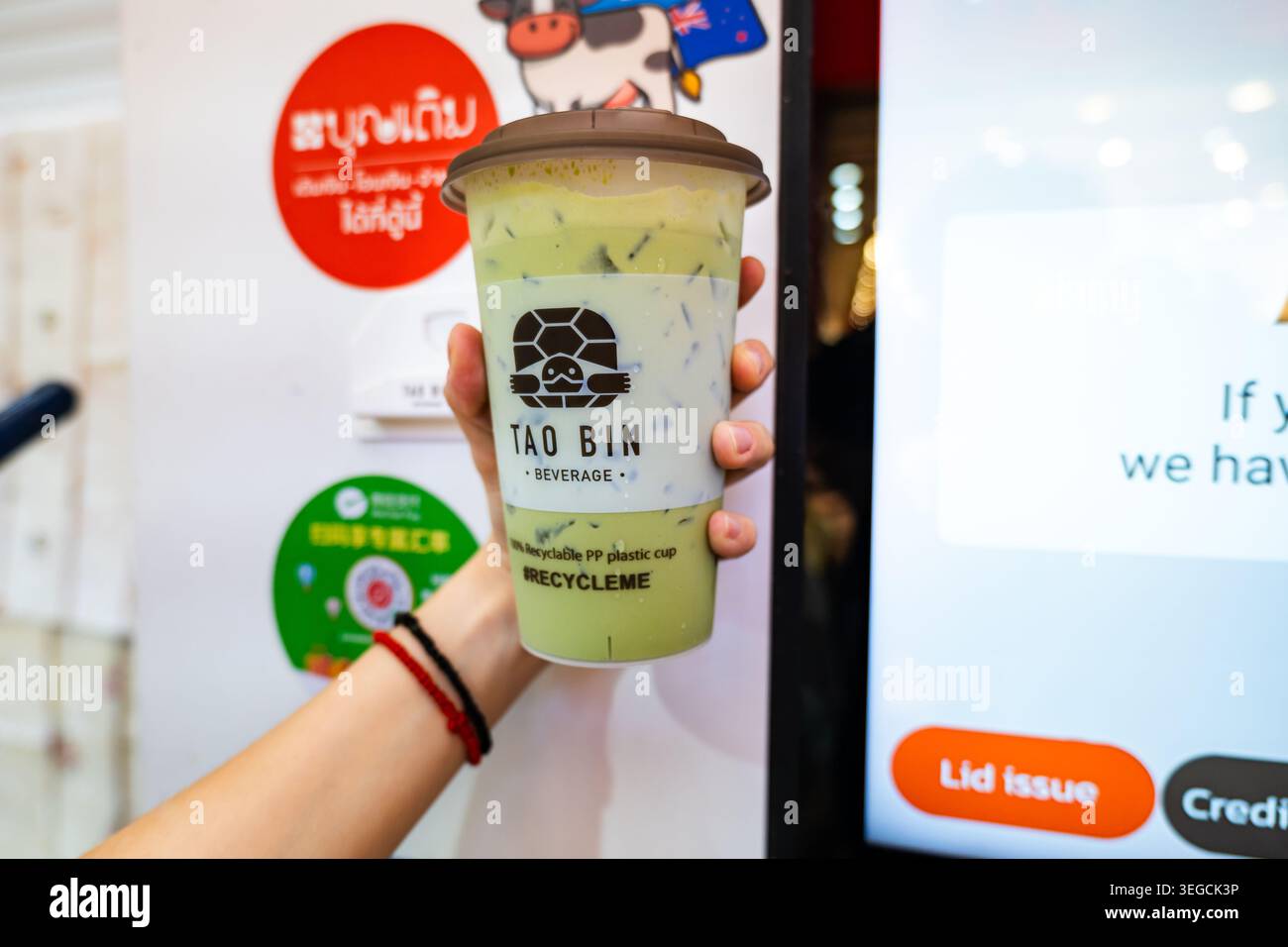 Bangkok, Thailand - 04.18.2026: Tao bin Drink vom Tao bin Smart Vending Machine Stockfoto