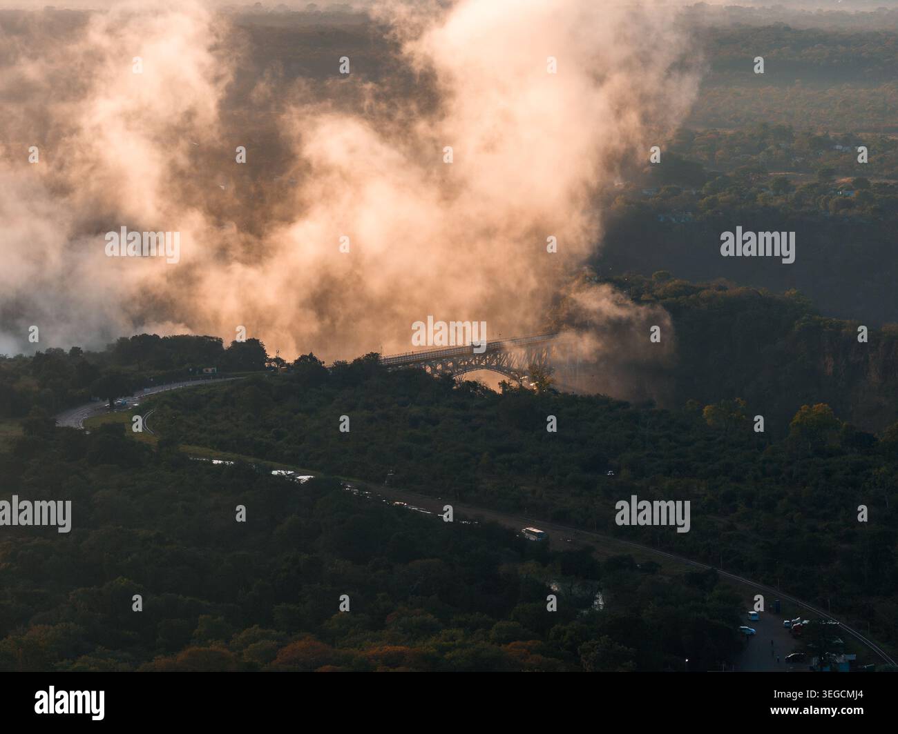 Blick auf den Sonnenuntergang von Victoria Falls und Victoria Falls Bridge aus der Vogelperspektive Stockfoto