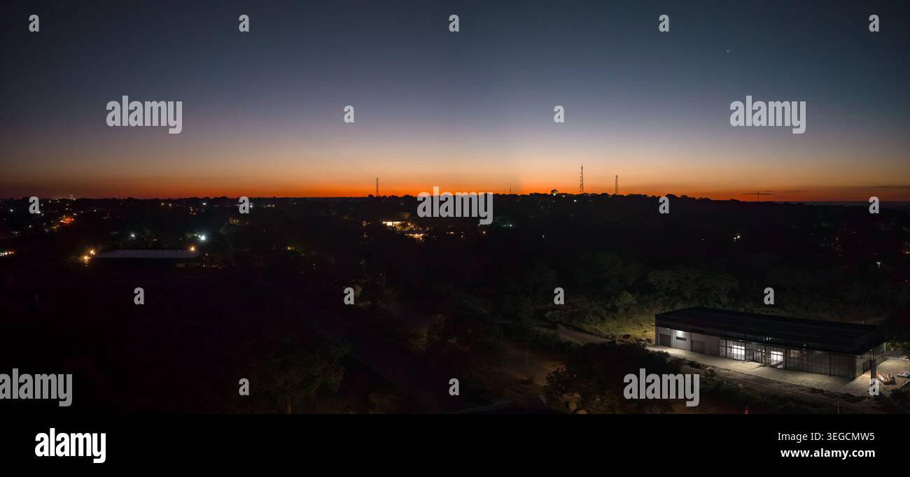 Panorama der Abenddämmerung über die Stadt Victoria Falls, Simbabwe, Skyline-Lichter Stockfoto