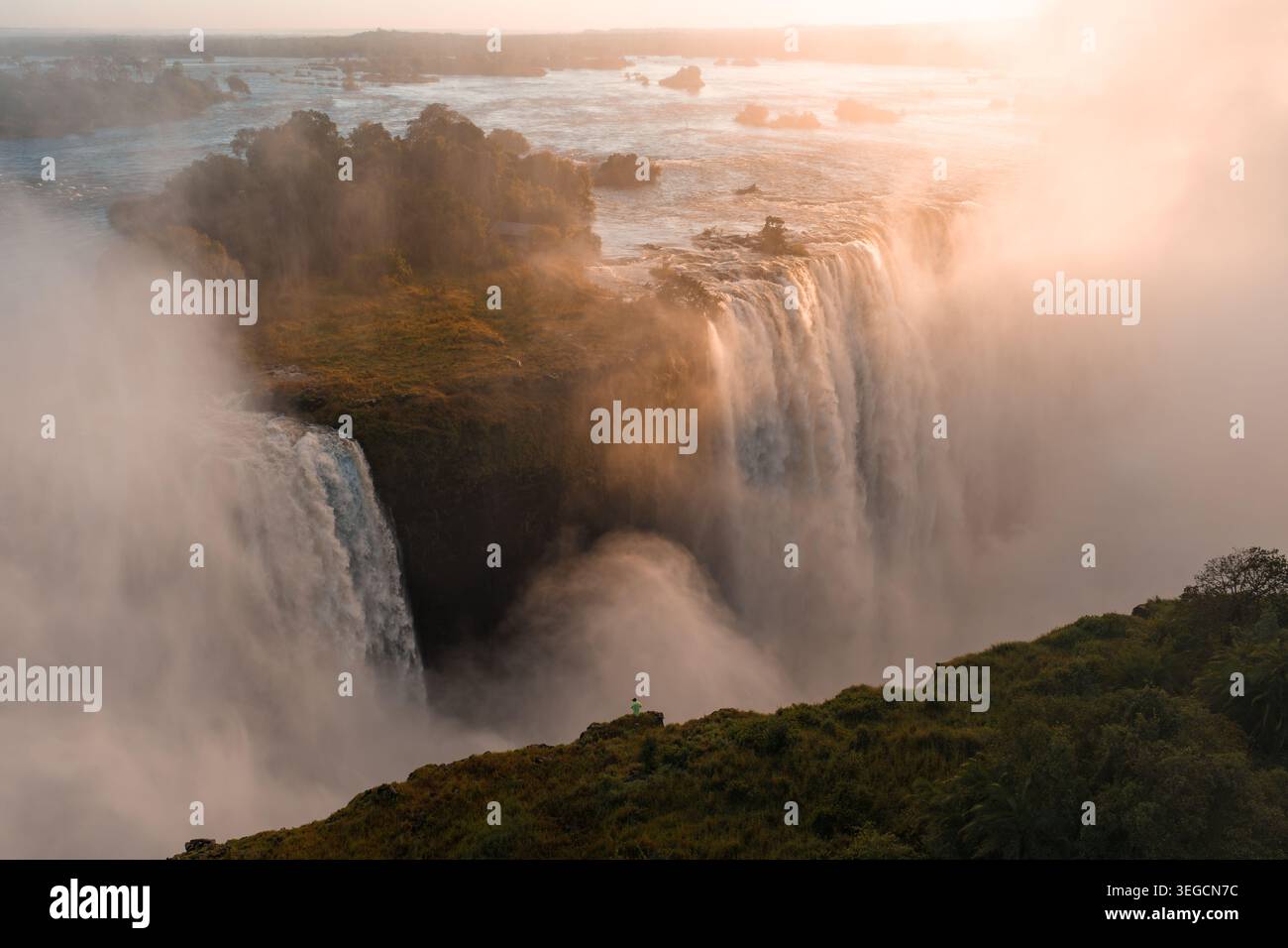 Sonnenuntergang aus der Luft über den Victoria Falls und der Batoka Gorge an der Grenze zu Simbabwe Sambia Stockfoto