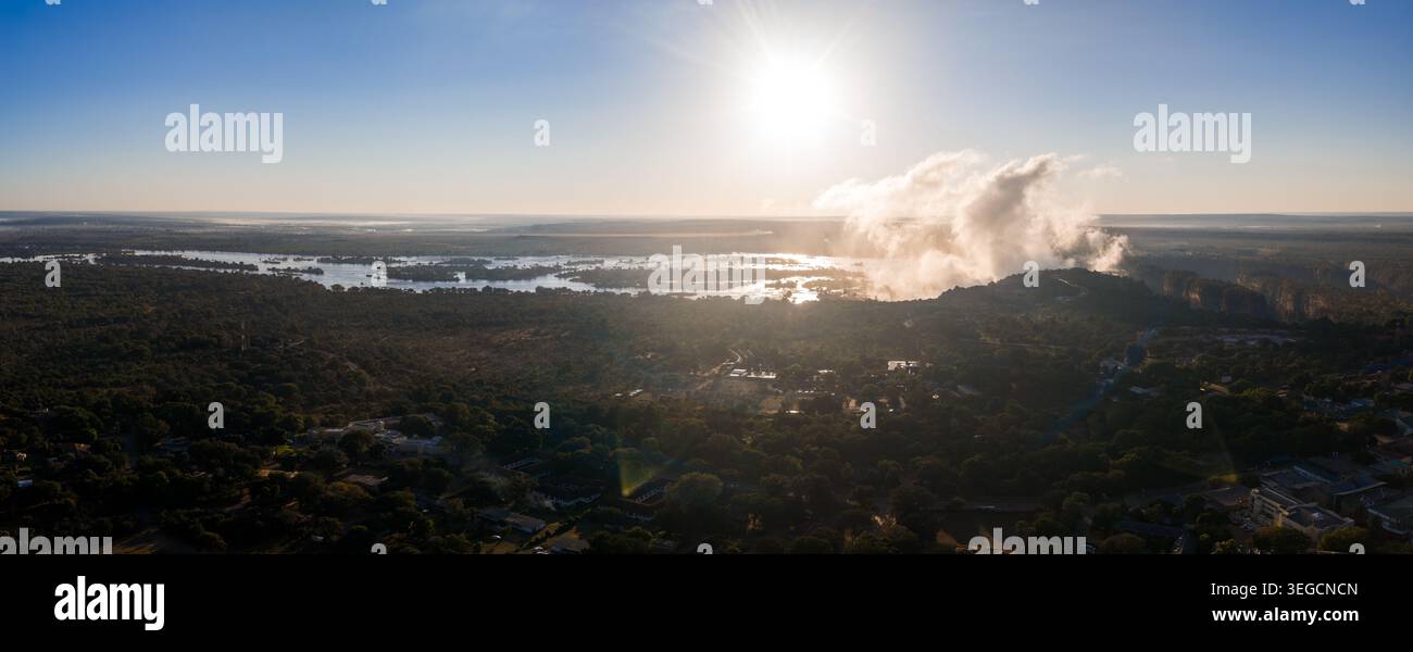 Luftpanorama der Victoria Falls bei Sonnenuntergang von Simbabwe Seite Stockfoto