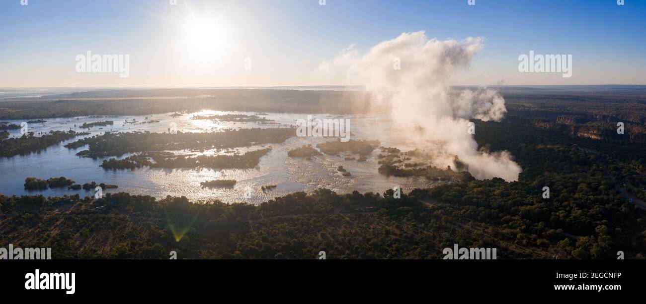 Luftpanorama der Victoria Falls bei Sonnenuntergang über dem Sambesi River Stockfoto