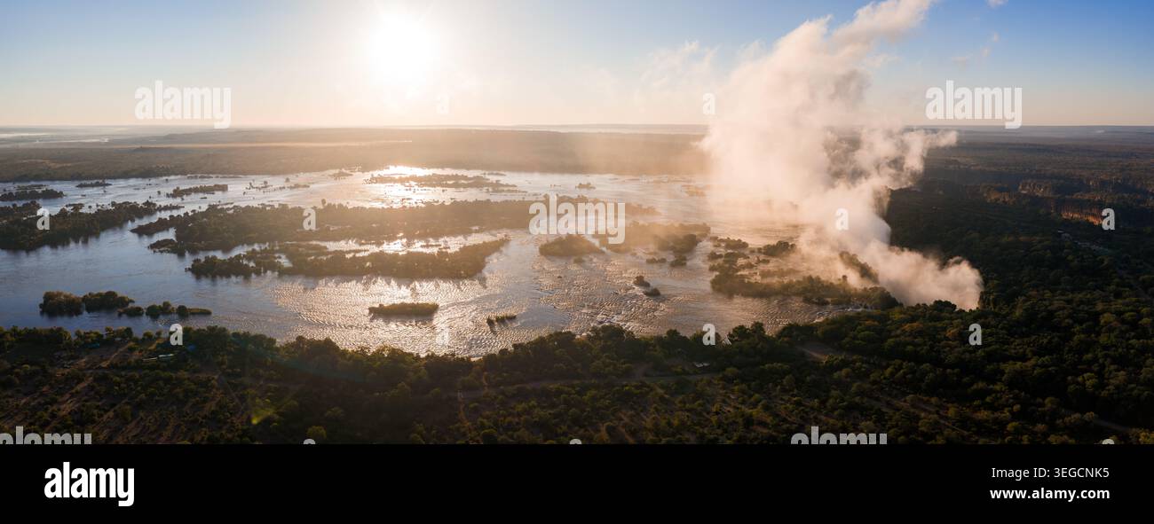 Panoramablick auf die Victoria Falls und den Zambezi River bei Sonnenuntergang Stockfoto