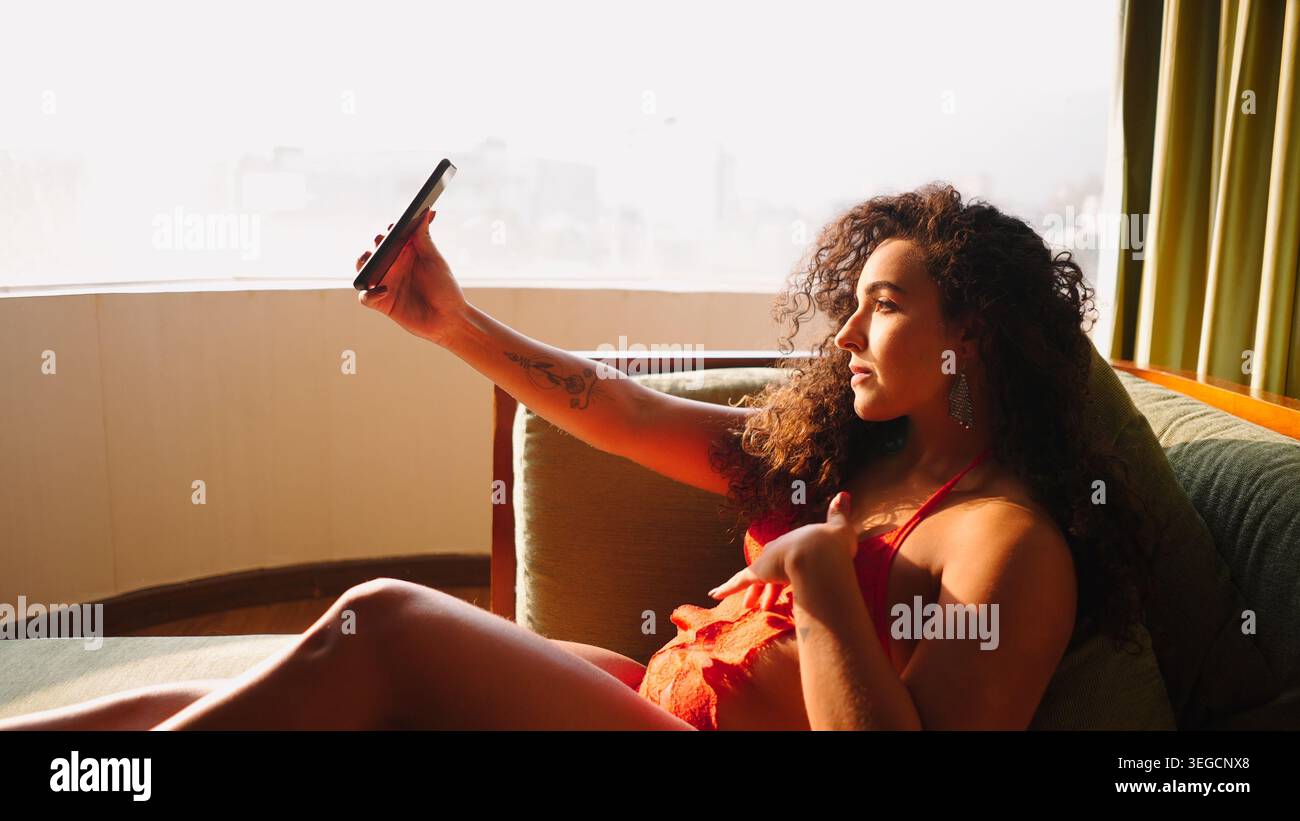Junge Frau, die Inhalte erstellt und einen Moment der Freizeit mit ihrem Telefon teilt Stockfoto