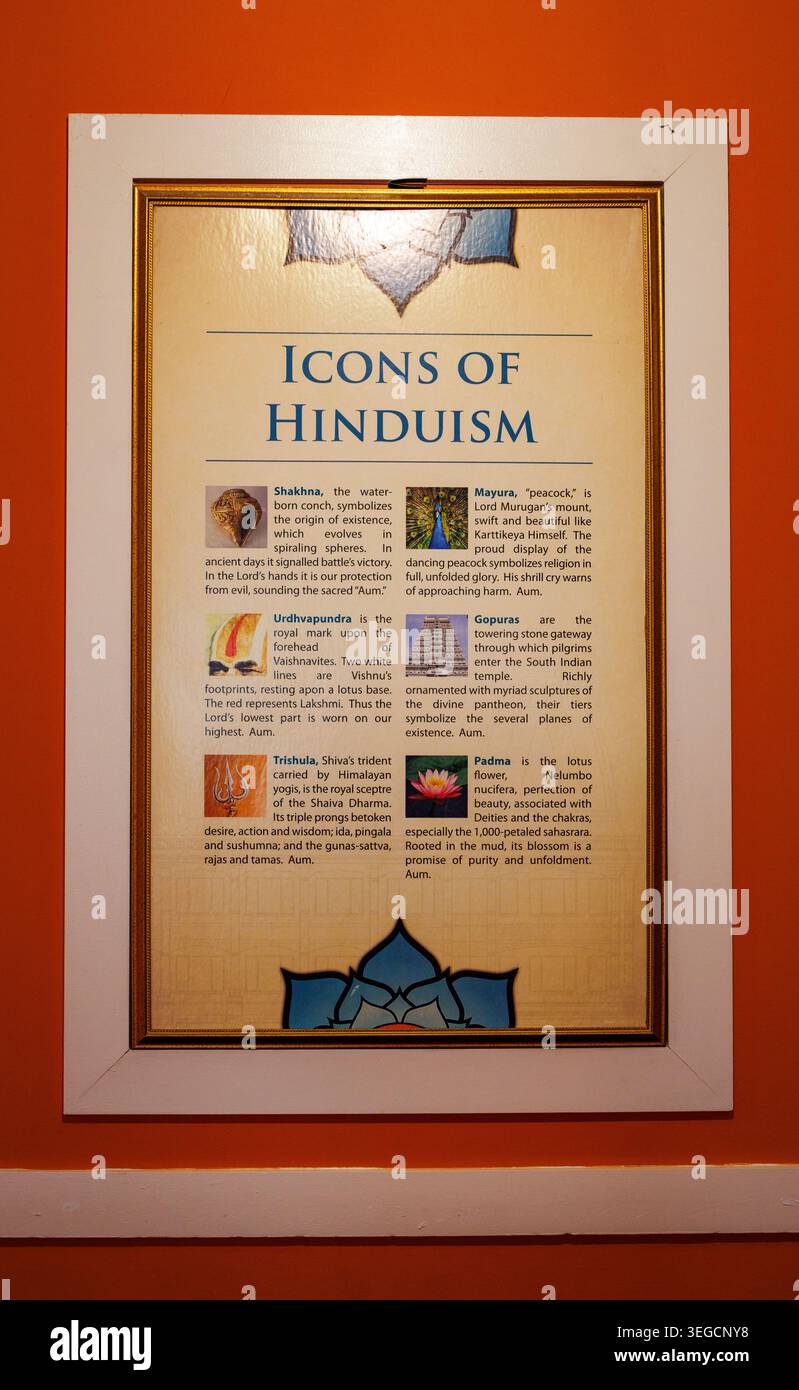 Hindu Heritage Centre, gerahmtes Bildungsplakat „Ikonen des Hinduismus“ auf der orangefarbenen Wand Stockfoto