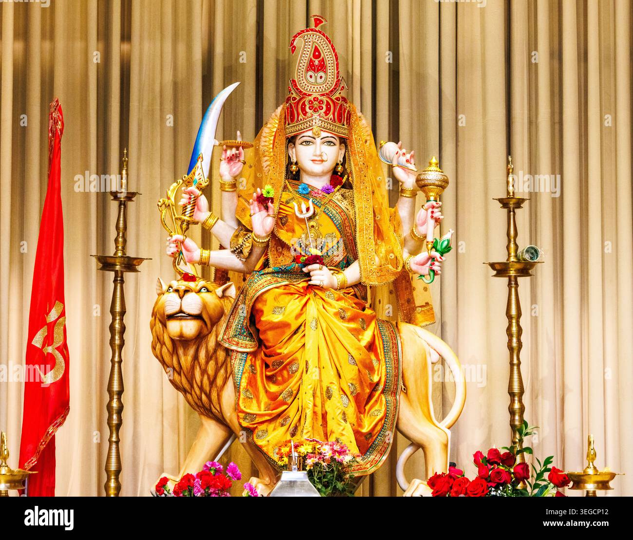 Hindu Heritage Centre, Göttin Durga Statue auf dem Löwen mit traditionellen Verzierungen Stockfoto