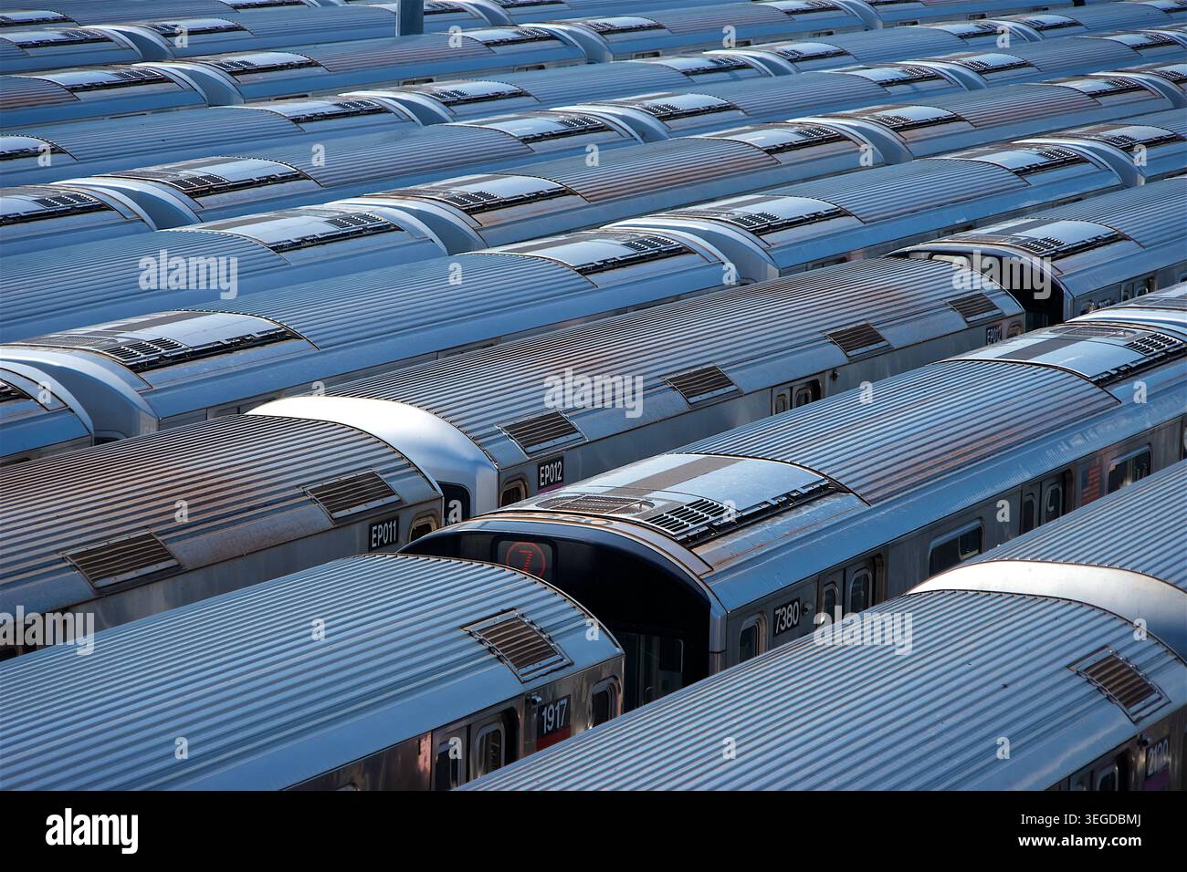 Blick auf U-Bahn-Wagen, die auf einem Bahnhof mit Wellblechdächern und Seitenfenstern geparkt sind New York, New York, USA. Stockfoto