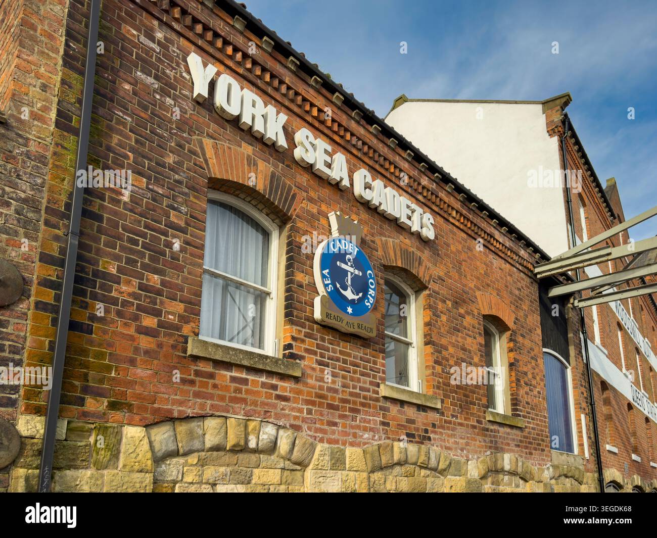 Das Hauptquartier der York Sea Cadets befindet sich in einem historischen Lagerhausgebäude am Fluss Ouse in York, England Stockfoto