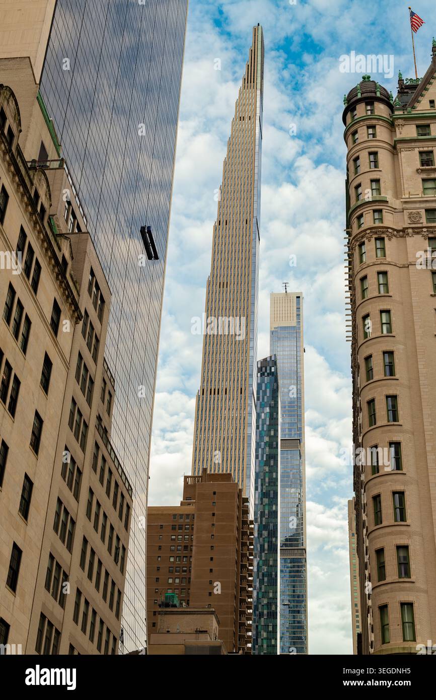 Ein Blick von den Midtown-Straßen von Manhattan zeigt die außergewöhnlich hohen und dünnen Luxusgebäude der Billionaires Row Stockfoto