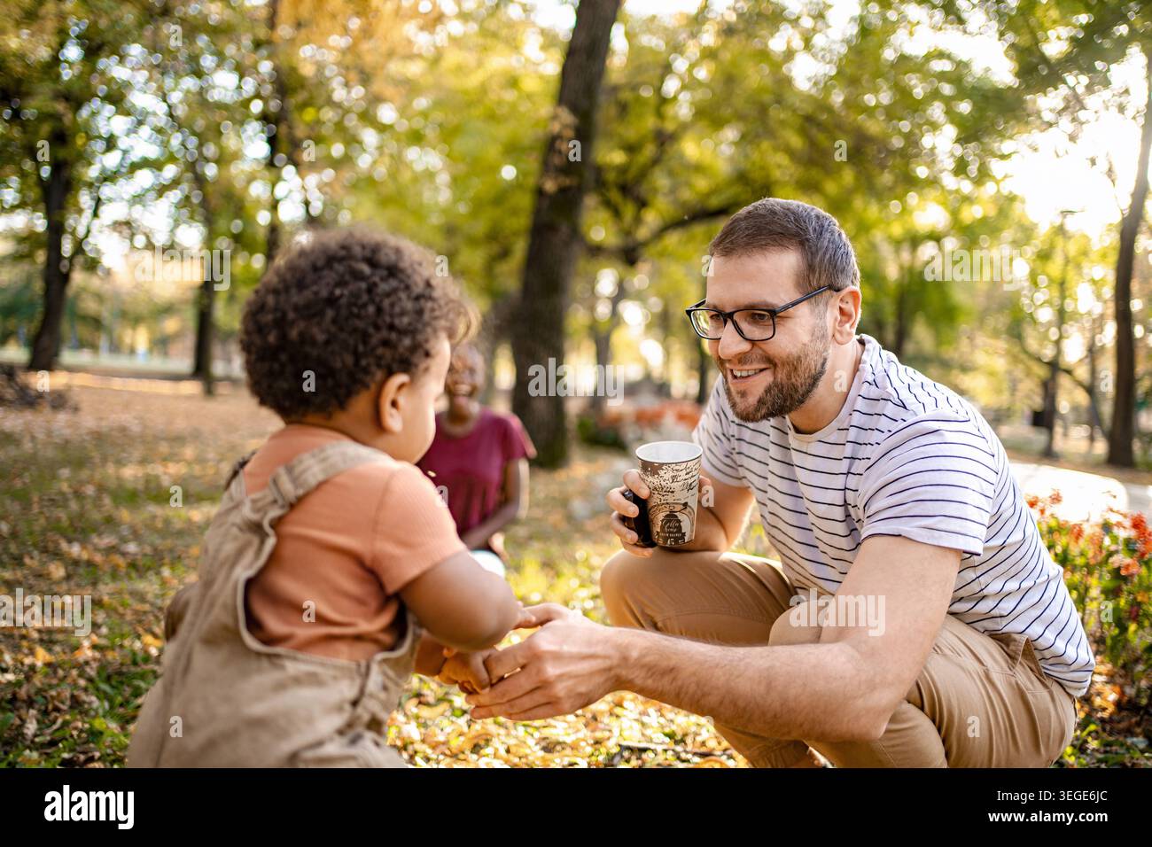 Fröhliche Momente der Verbindung in einem sonnigen Herbstpark Stockfoto