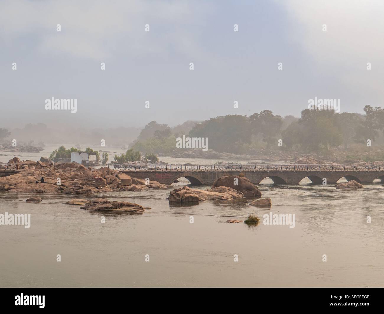 Orchha, Indien, 22.02.20. Ein ruhiger Blick auf den Betwa River mit großen Granitfelsen und nebligen, bewaldeten Ufern in Orchha, Madhya Pradesh. Stockfoto
