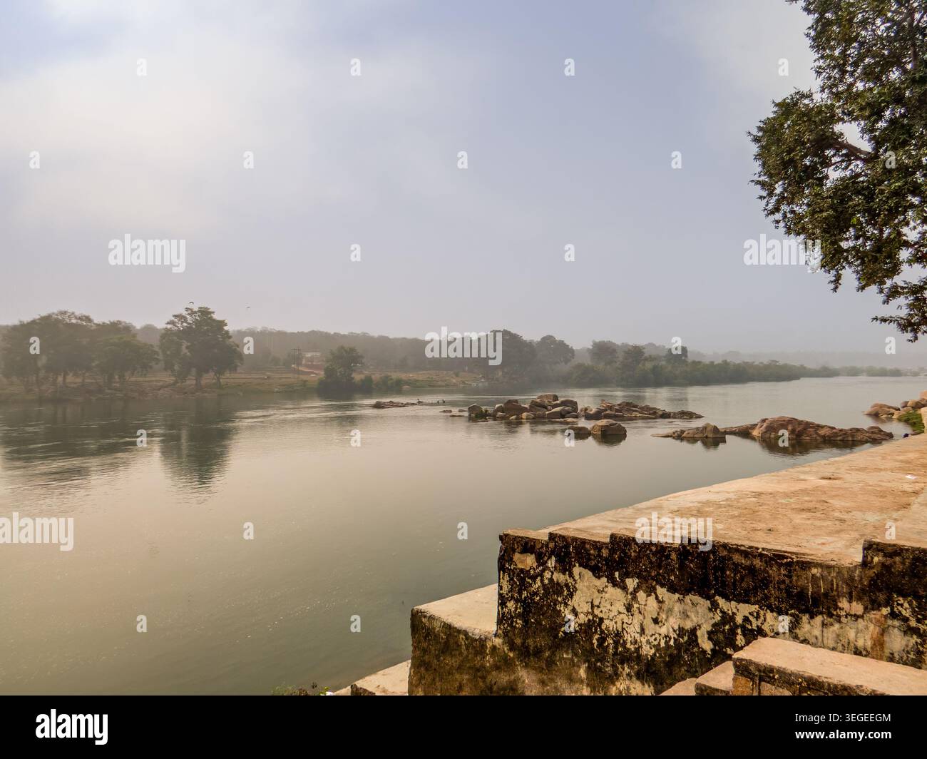 Orchha, Indien, 22.02.20. Ein ruhiger Blick auf den Betwa River mit großen Granitfelsen und nebligen, bewaldeten Ufern in Orchha, Madhya Pradesh. Stockfoto