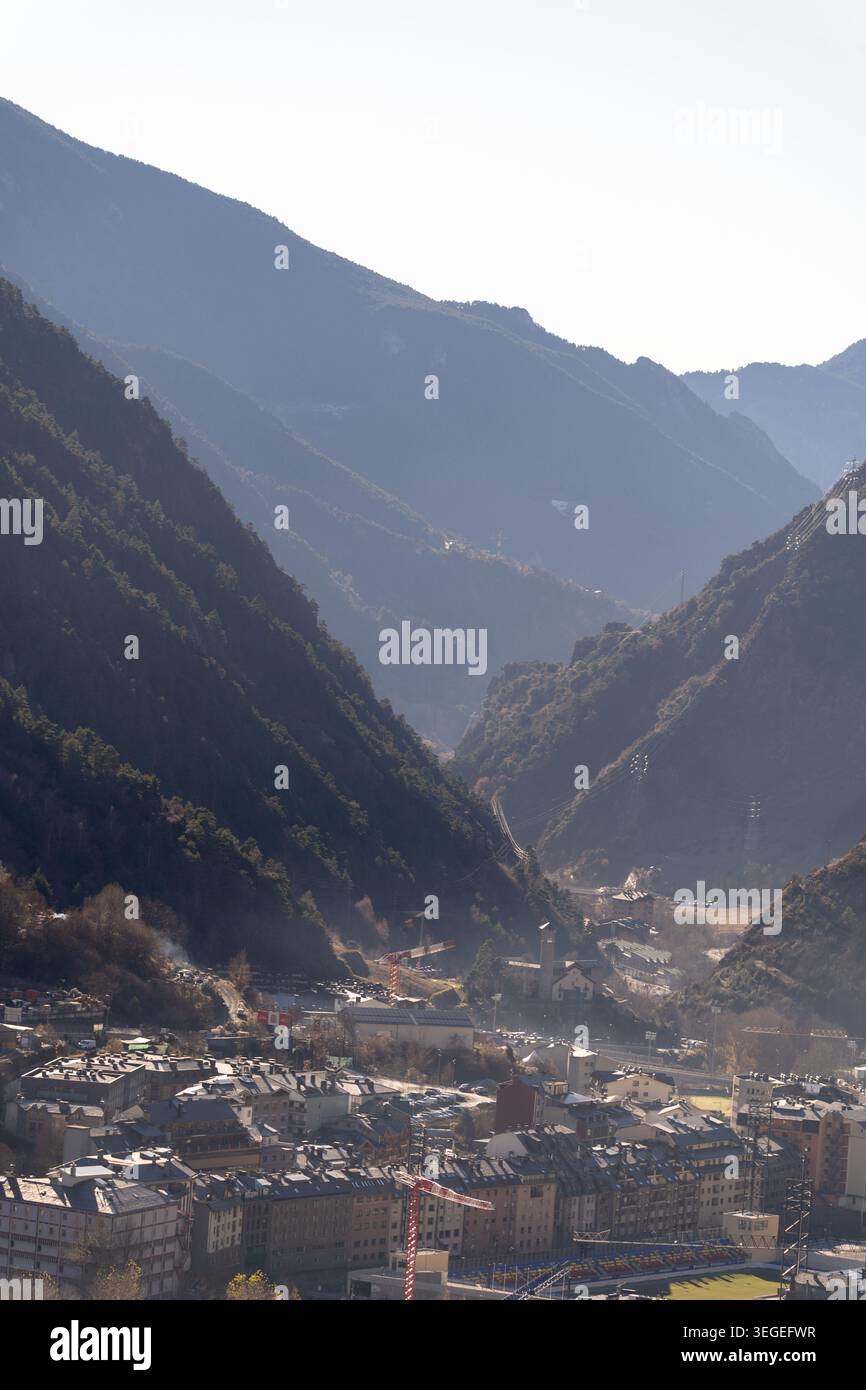Eine vertikale Hochwinkelaufnahme mit Blick auf moderne Wohnhäuser und Komplexe in Andorra. Die Szene fängt eine unterschiedliche Architektur mit ein Stockfoto