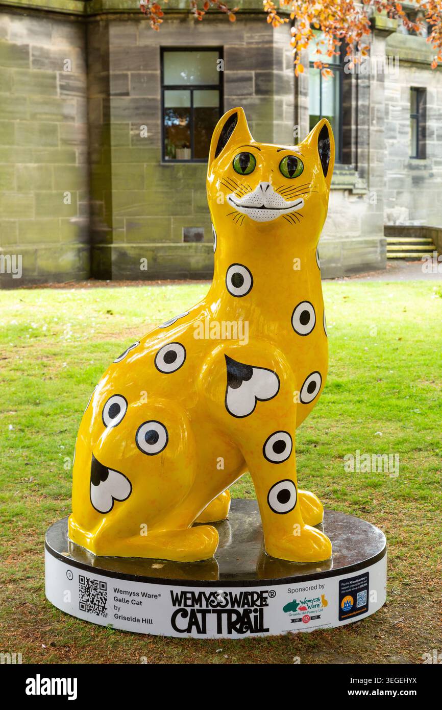 Galle Cat von der Künstlerin Griselda Hill Teil des Wemyss Ware Cat Trail in Kirkcaldy, Fife, Schottland Stockfoto