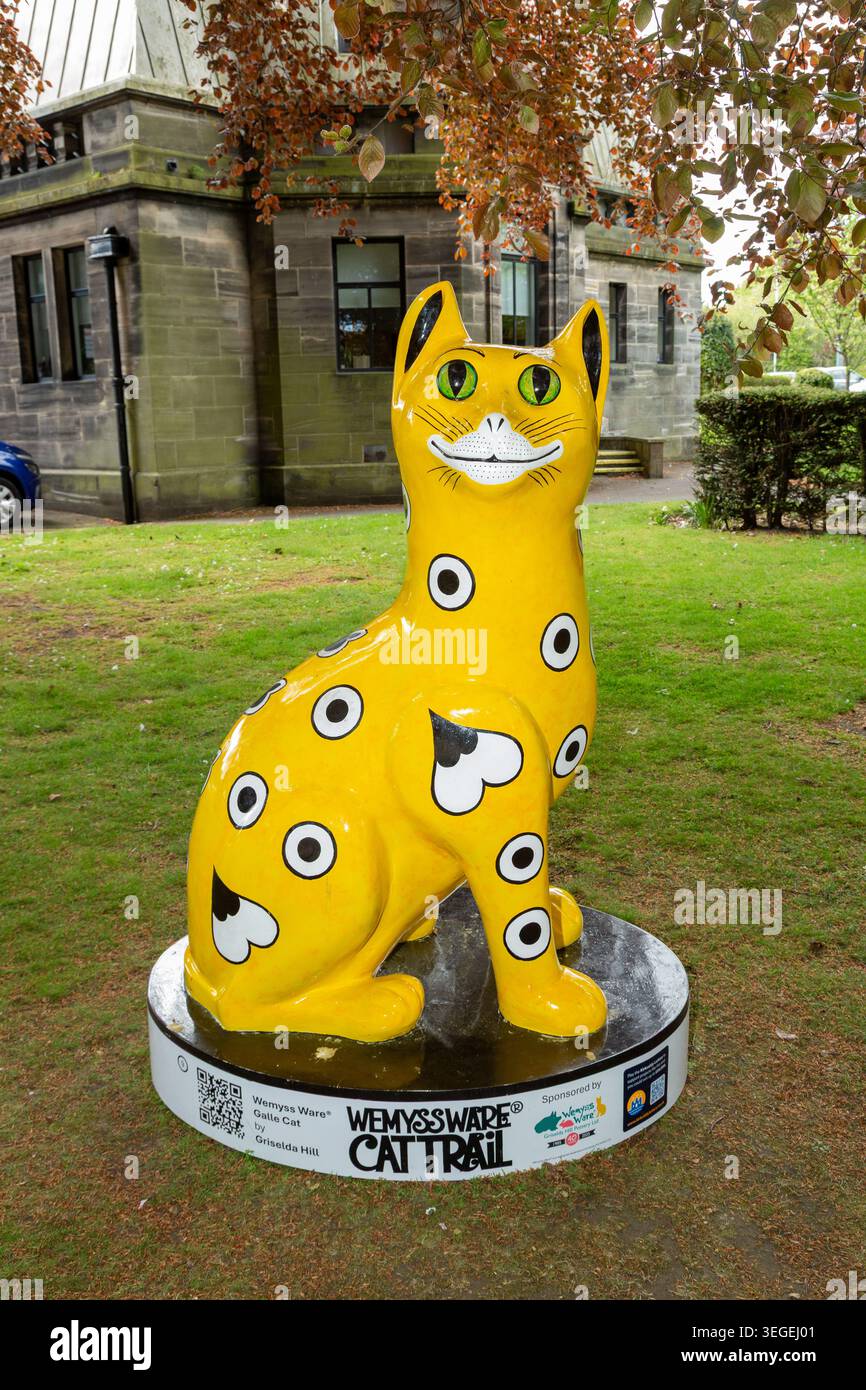 Galle Cat von der Künstlerin Griselda Hill Teil des Wemyss Ware Cat Trail in Kirkcaldy, Fife, Schottland Stockfoto