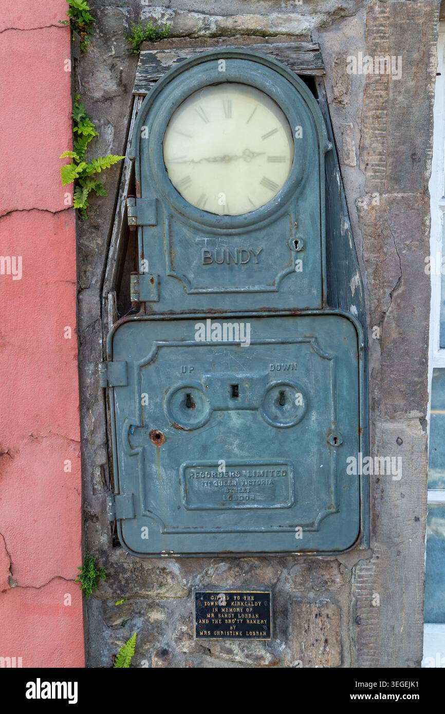 Die Bundy Clock, St Clair Street Kirkcaldy, wurde von der Straßenbahngesellschaft genutzt, um sicherzustellen, dass die Straßenbahnen pünktlich fuhren. Stockfoto