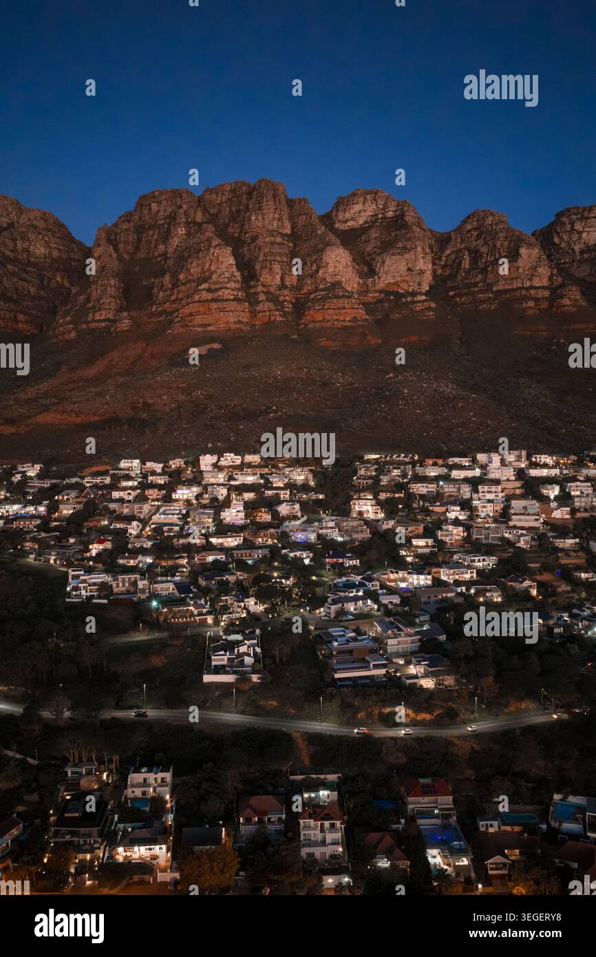 Sonnenuntergang von Kapstadt über Camps Bay und den zwölf Aposteln aus der Luft Stockfoto