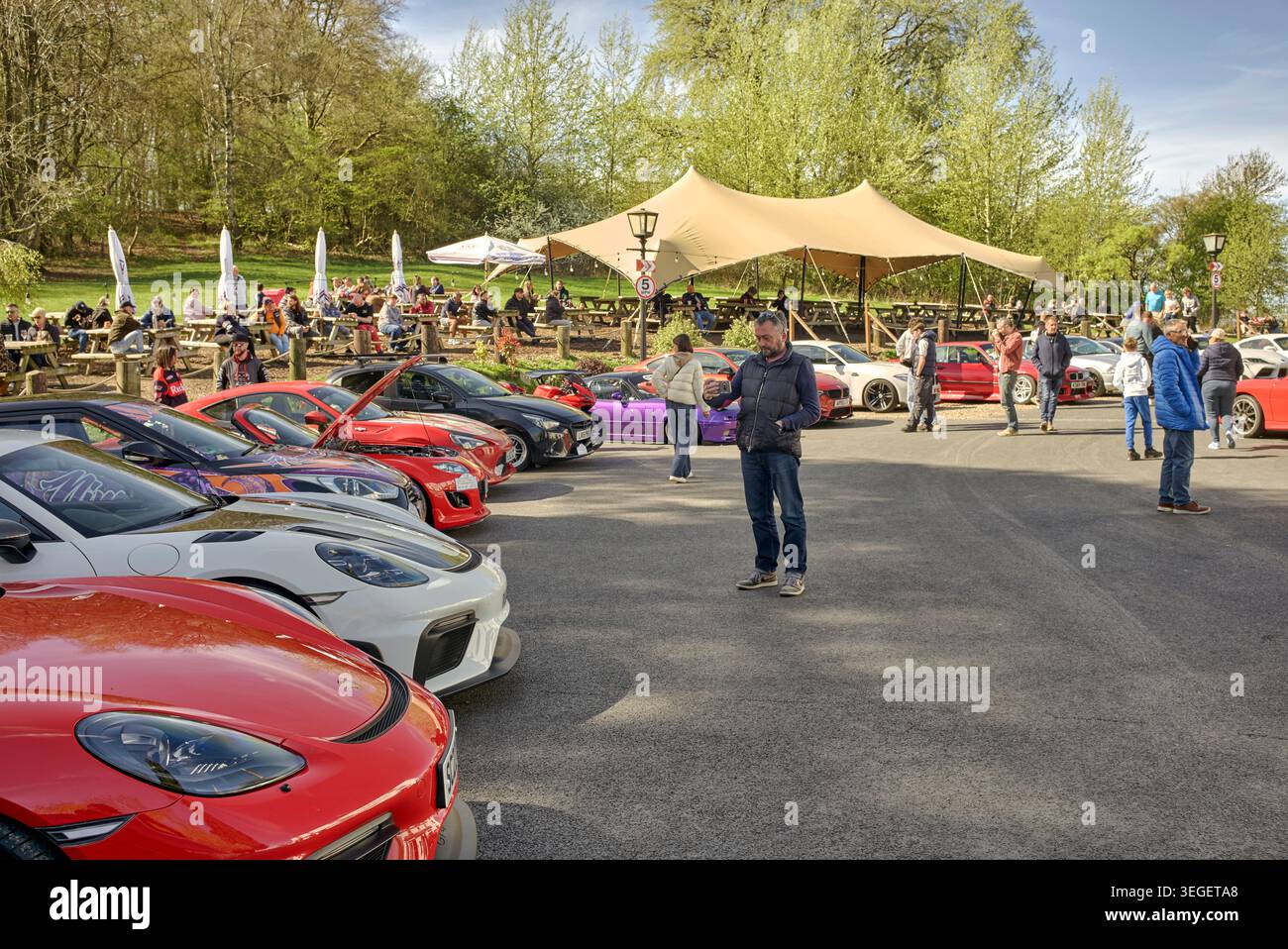 Das Auto trifft auf Großbritannien. Autos standen an einem beliebten Veranstaltungsort für Autofahrer an. Stratford upon Avon, England Stockfoto