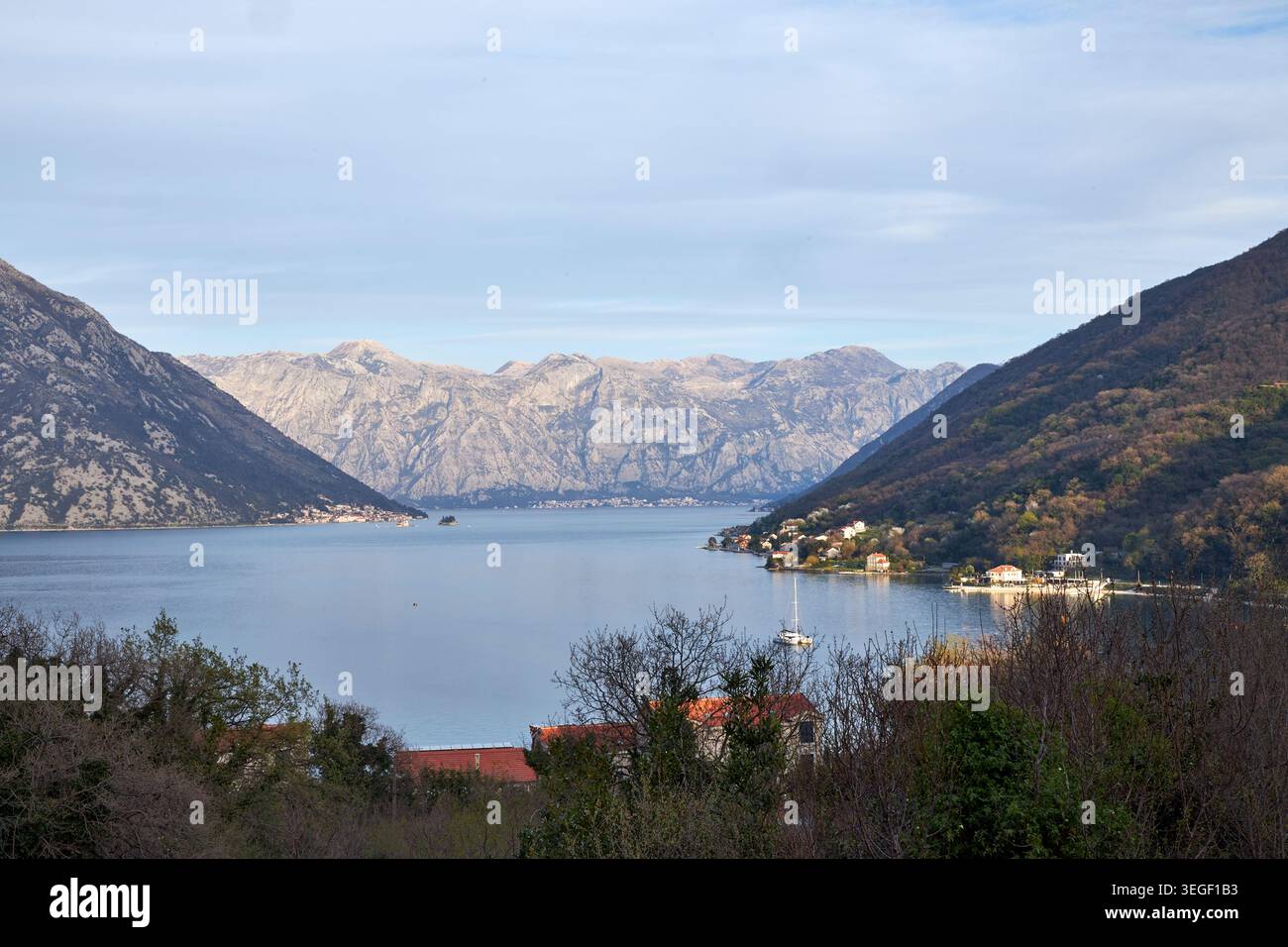 Malerische Mountain Bay mit Küstendörfern und ruhigem Wasser Stockfoto