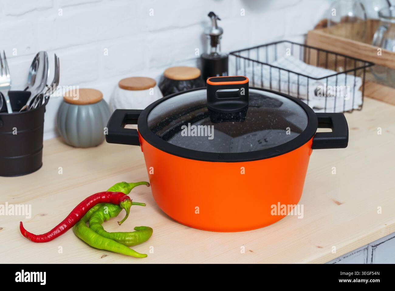 Lebendige Küche Mit Chili Paprika. Kochstation Mit Frischen Paprika Und Zubehör Stockfoto