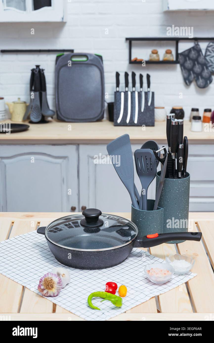 Organisierte Küche Mit Utensilien. Ordentlich Angeordnete Werkzeuge Und Zutaten Für Schnelles Kochen Stockfoto