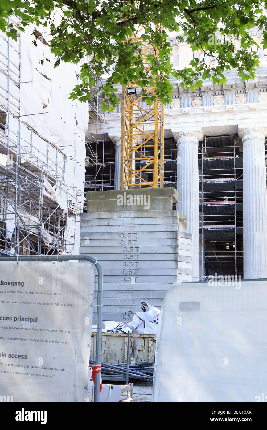 Betongegengewichte an der Basis eines Krans auf einer Baustelle, auf der Renovierungsarbeiten in Brüssel (Belgien) stattfinden Stockfoto