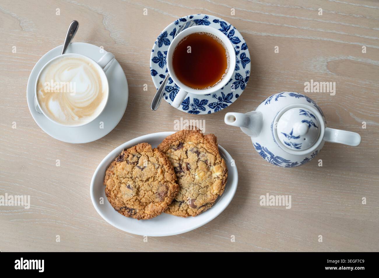 Warme Köstlichkeiten von heißen Getränken und Cookies schaffen gemütliche Momente auf einem Holztisch Stockfoto