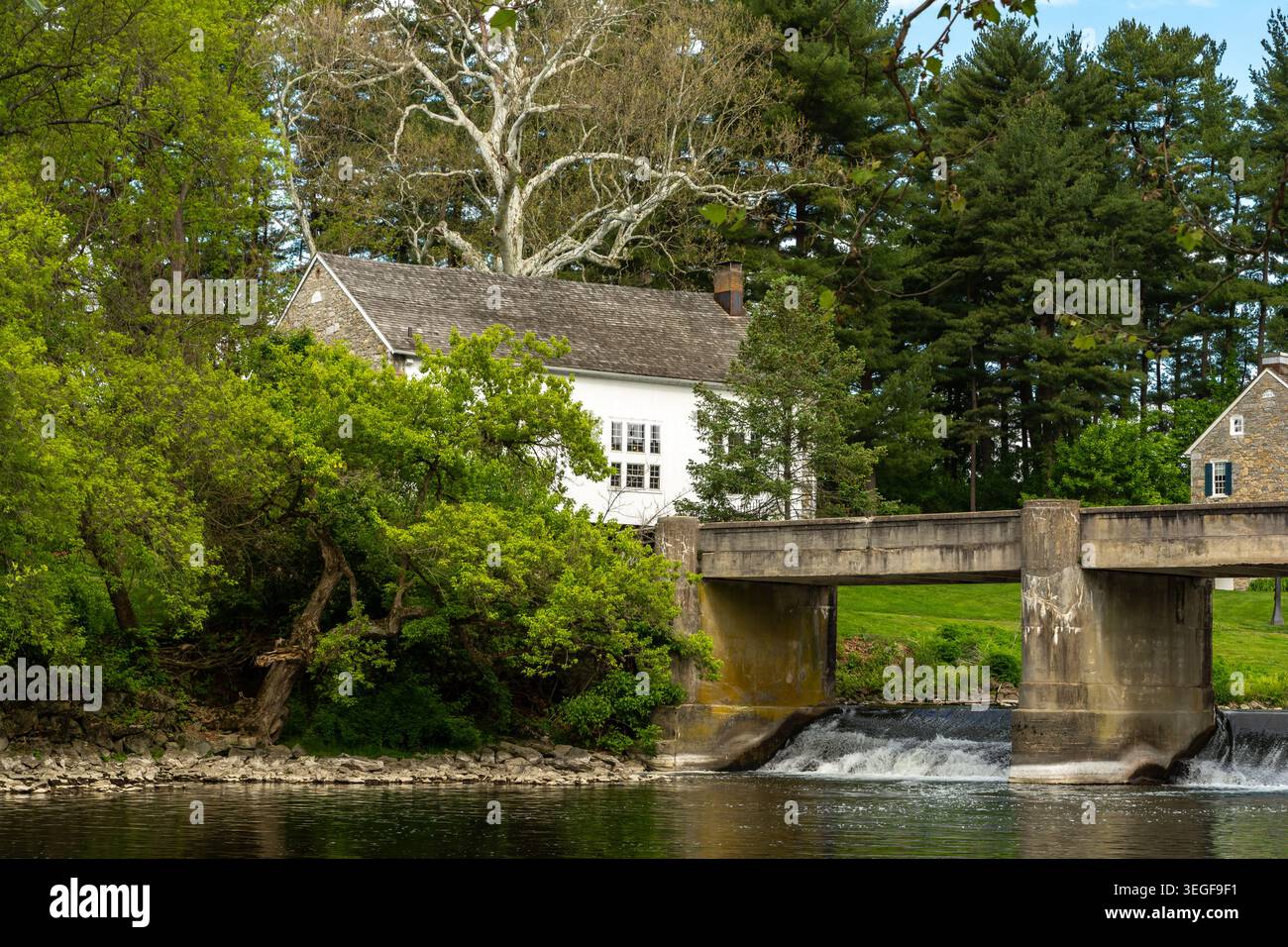 Historische Mühlengebäude in der Gring's Mill Recreation Area in Reading, Pennsylvania, an einer malerischen Wasserstraße im Berks County. Stockfoto