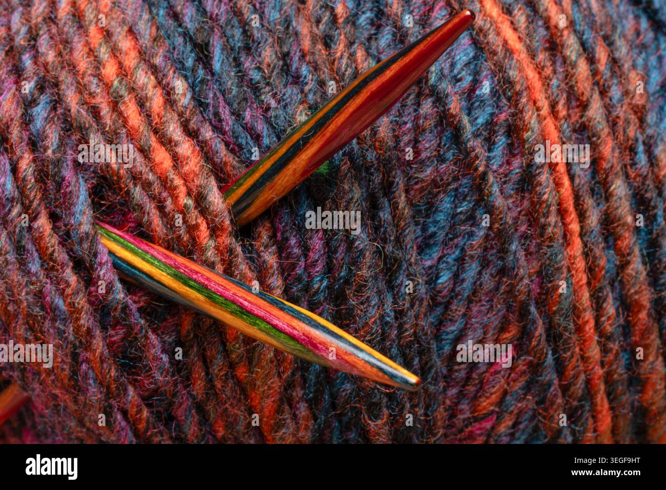 Buntes Garn/Wolle mit bunten Stricknadeln Stockfoto