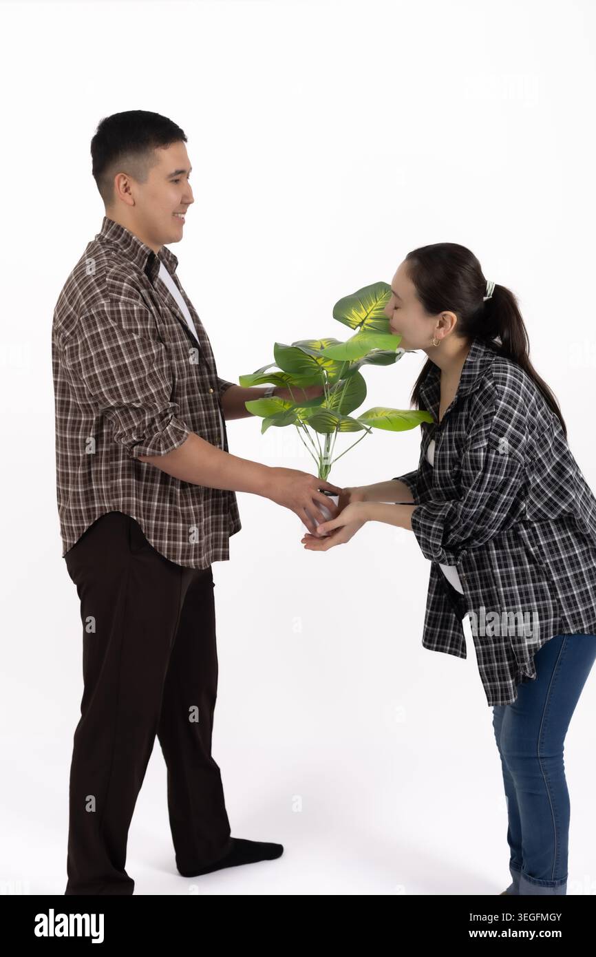 Glücklicher junger Mann und Frau, die Hände schütteln, isoliert, weiß Stockfoto