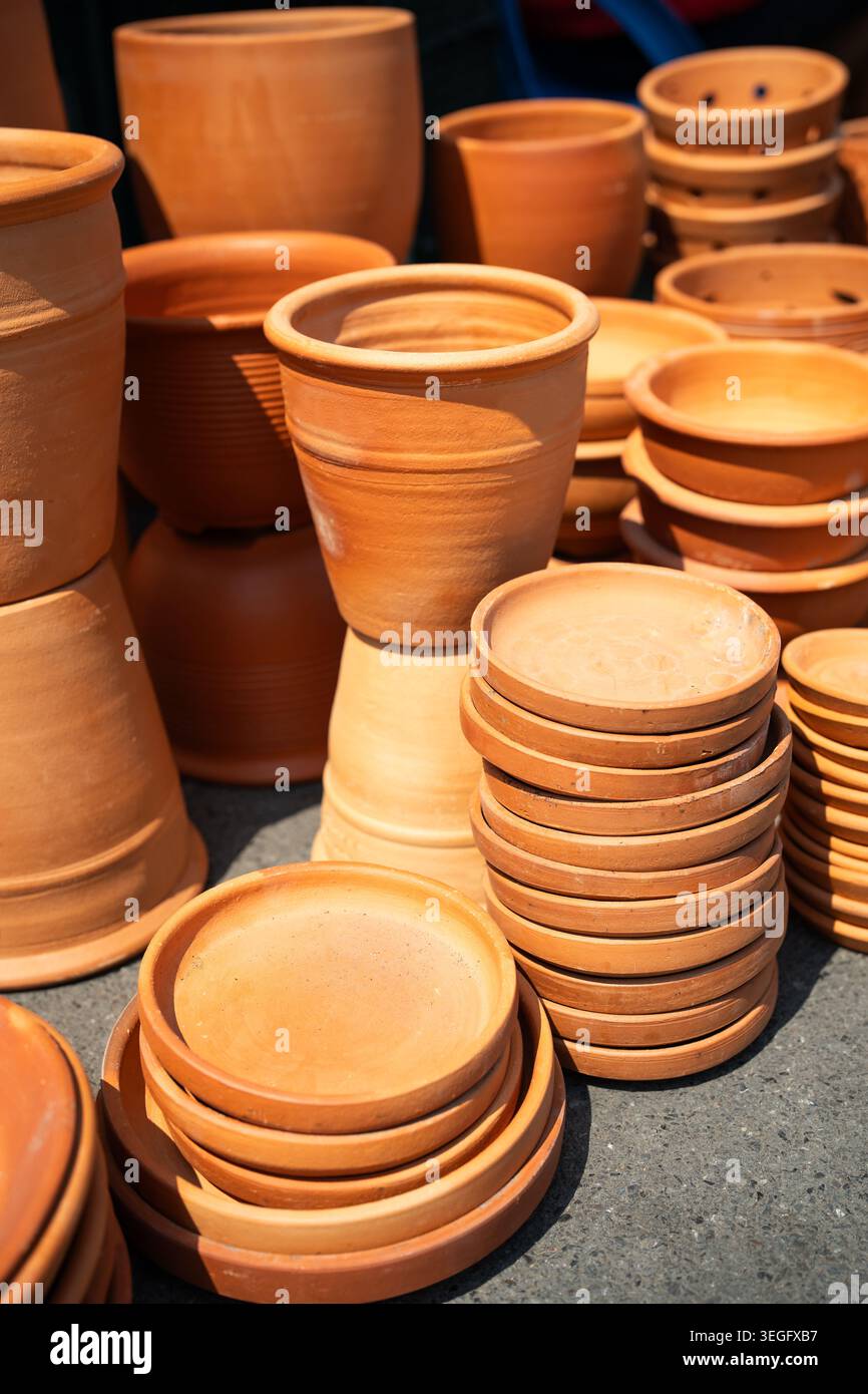 Neue handgefertigte Tontöpfe für Zimmerpflanzen und Garten im Freien zum Verkauf in einem Gartengeschäft. Stockfoto