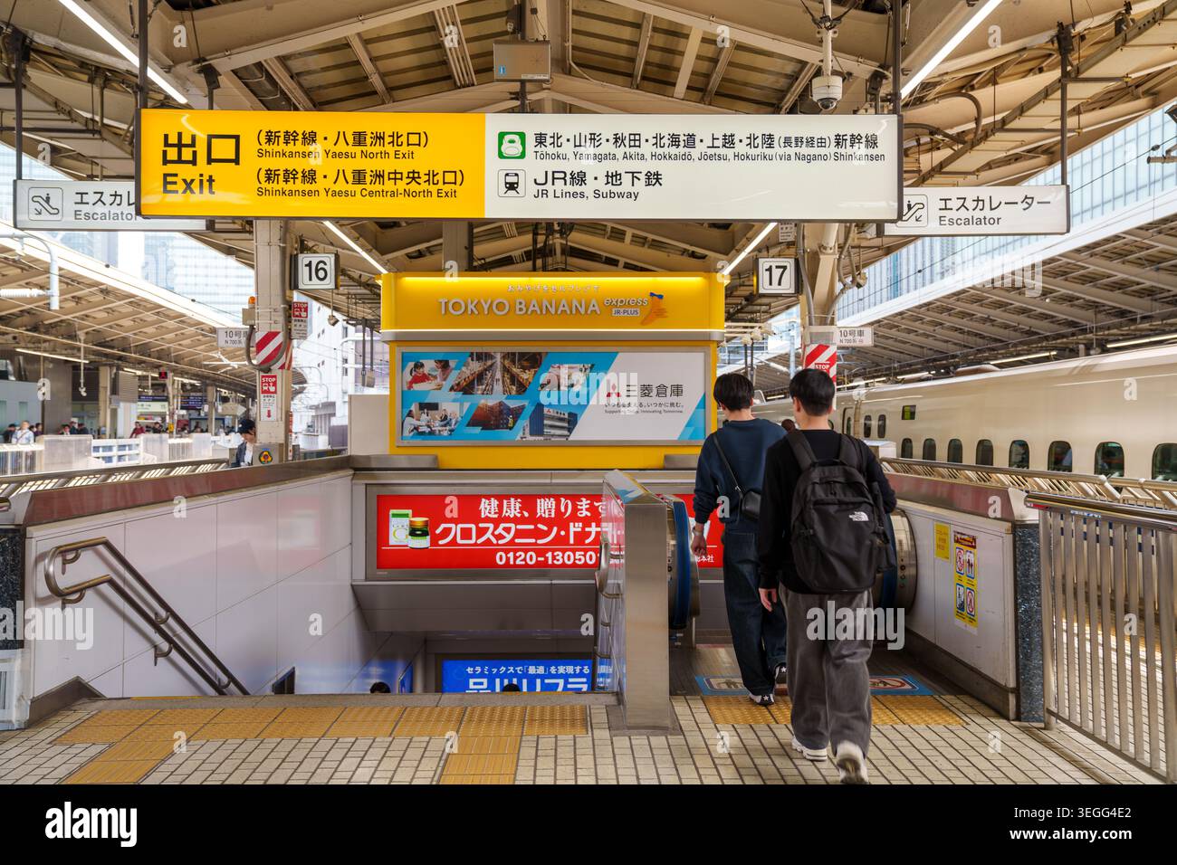 Tokio, Japan - 17. April 2026: Treppenausgang an den Bahnsteigen zum Yaesu Shinkansen am Bahnhof Tokio Stockfoto