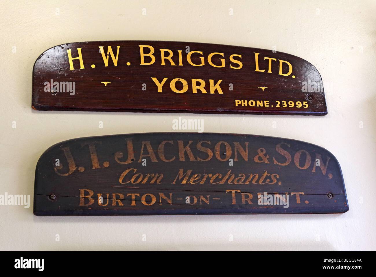 Historische Namensschilder des Getreidehändlers H. W. Briggs Ltd aus York und H. Jackson & Son aus Burton-on-Trent im Leeds Corn Exchange, Leeds, England, U Stockfoto